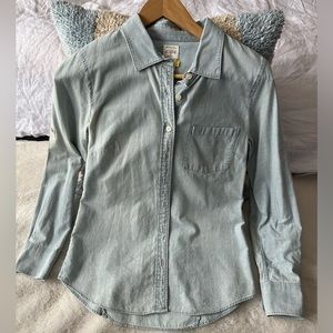 JCrew The Perfect Shirt. XS. Chambray/ light denim. Dry cleaned.
